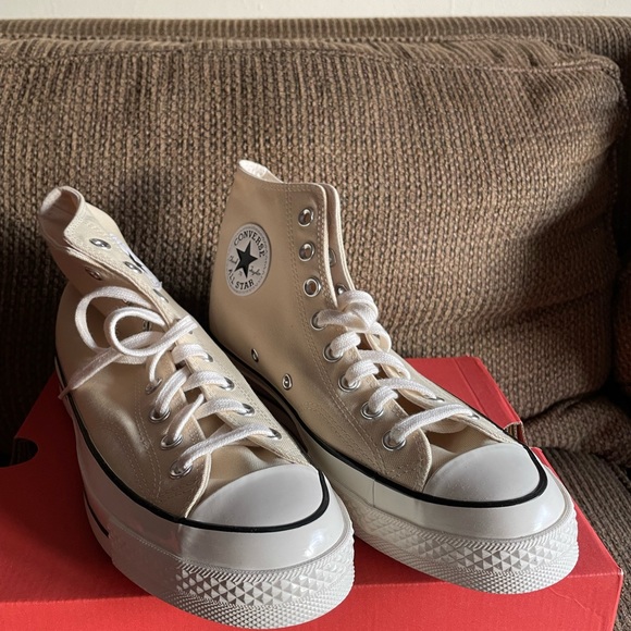 High Top Converse Chuck 70s in Lemon Drop - Picture 3 of 4